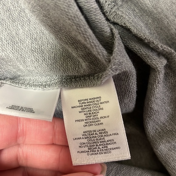 ◽️NINE WEST: Women’s size S, gray short sleeve v-neck, slightly cropped blouse◽️ - Picture 3 of 9